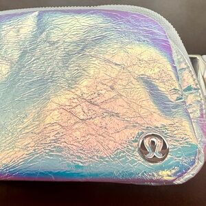 Lululemon Everywhere Belt Bag Iridescent/Silver